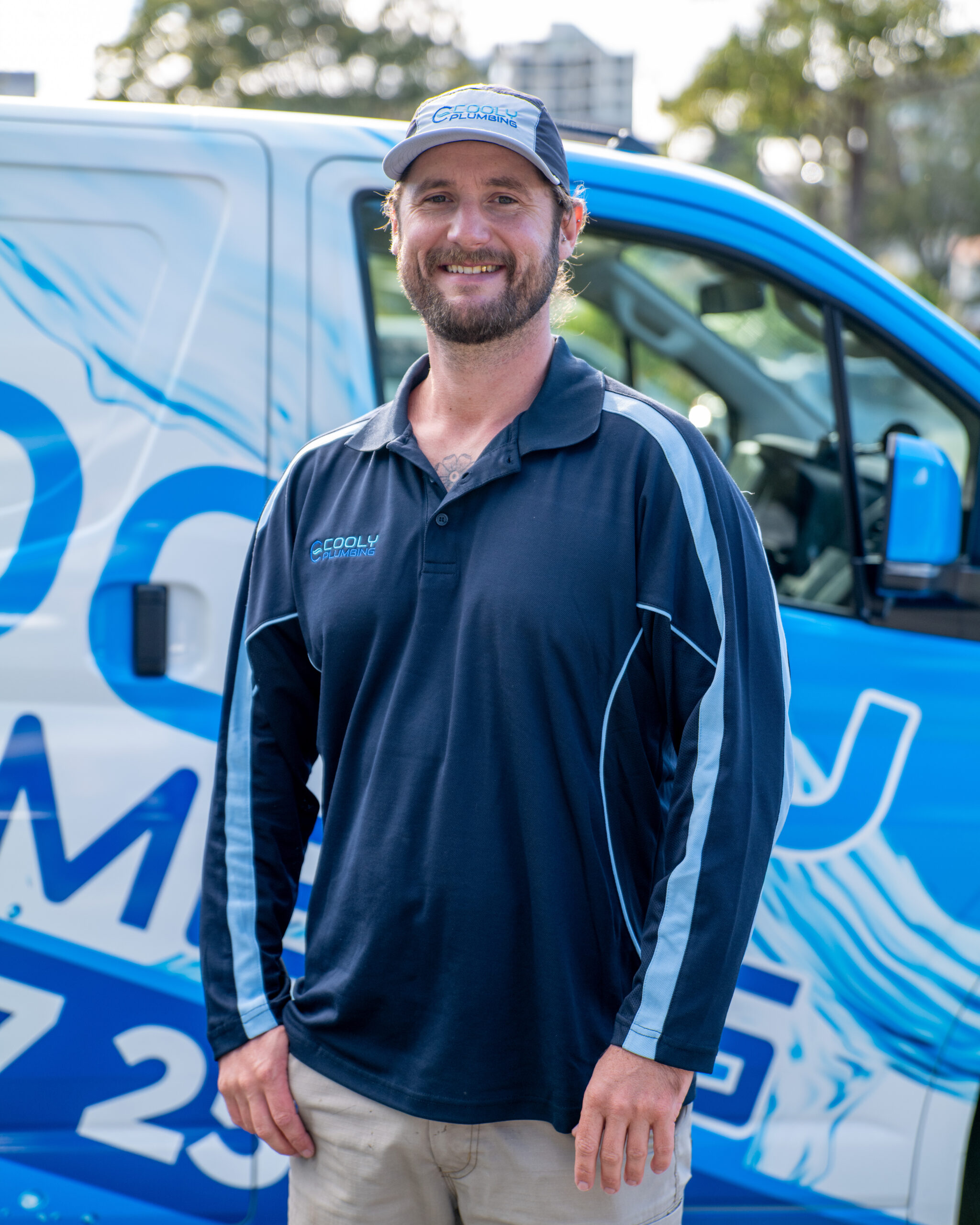 CoolyPlumbing-16 Friendly Cooly Plumbing technician smiling and speaking with a customer on-site, ready to assist with professional plumbing support.